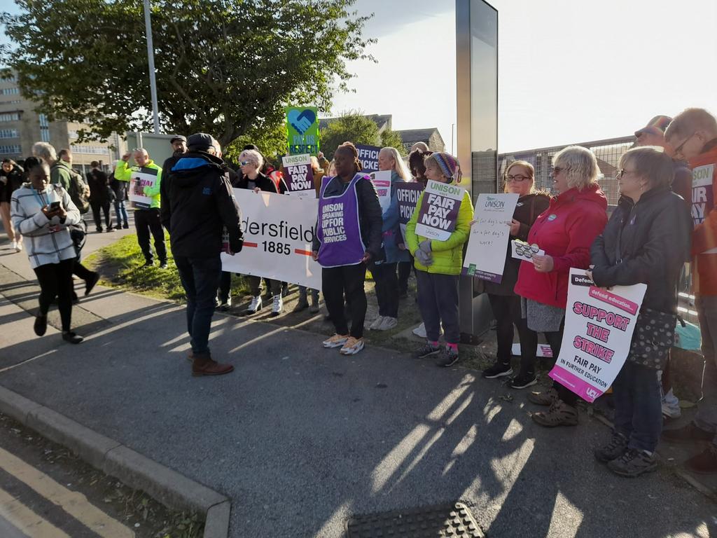 plums69's tweet photo. Kirklees College @UCU and @unisontheunion - united in a fair strike for fair pay. 

Day 10 of action for lecturers' union members.

We will never give up!

#RespectFE
#EnoughIsEnough 
#FairPayNow 

@KirkleesUcu https://t.co/7UO0dBVomu