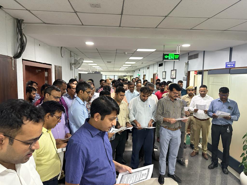 CBIC द्वारा दिनांक 21.09.2023 से 27.09.2023 तक “स्वच्छता ही सेवा पखवाड़ा” का आयोजन किया जा रहा है जिसके अन्तर्गत केंद्रीय माल एवं सेवाकर, दिल्ली-दक्षिण के समस्त अधिकारियों एवं कर्मचारियों द्वारा दिनांक 21.09.2023 को स्वच्छता शपथ एवं एकल उपयोग प्लास्टिक के विरुद्ध प्रतीज्ञा ली गई|