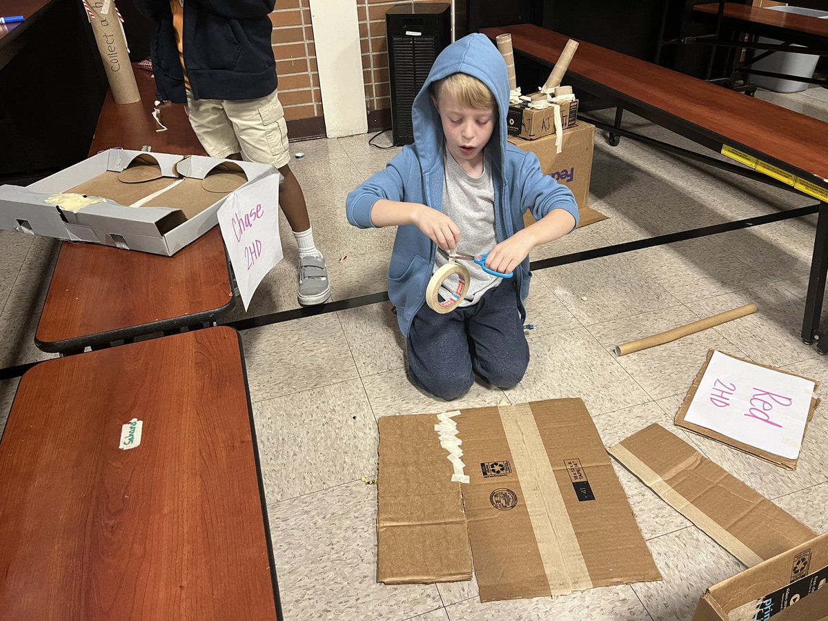 2ndgradeinHD's tweet image. We’ve been busy this week constructing our cardboard arcade 📦 #cardboardchallenge #STEAM #bfrocks #LTPSItStartsWithOne @CainesArcade @MrsGutierrezBF @LTPS1
