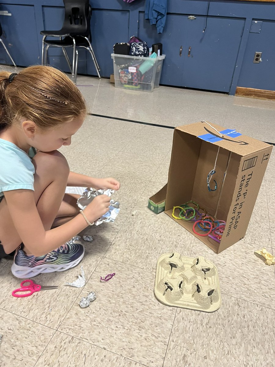 2ndgradeinHD's tweet image. We’ve been busy this week constructing our cardboard arcade 📦 #cardboardchallenge #STEAM #bfrocks #LTPSItStartsWithOne @CainesArcade @MrsGutierrezBF @LTPS1