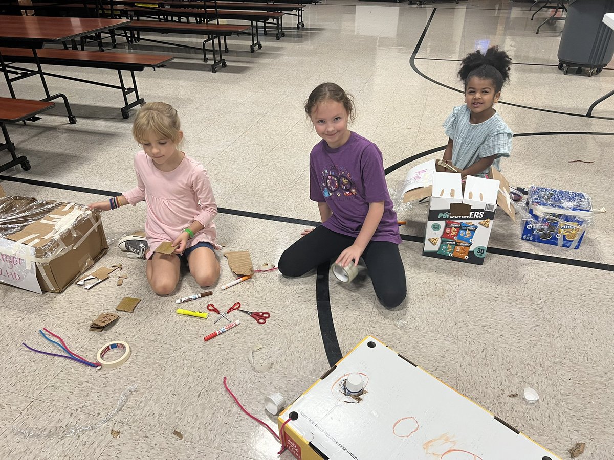2ndgradeinHD's tweet image. We’ve been busy this week constructing our cardboard arcade 📦 #cardboardchallenge #STEAM #bfrocks #LTPSItStartsWithOne @CainesArcade @MrsGutierrezBF @LTPS1