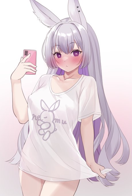 こういう履いてるか履いてないか分からないくらいの丈のTシャツ良いよね、と言いたいだけのらくがき 