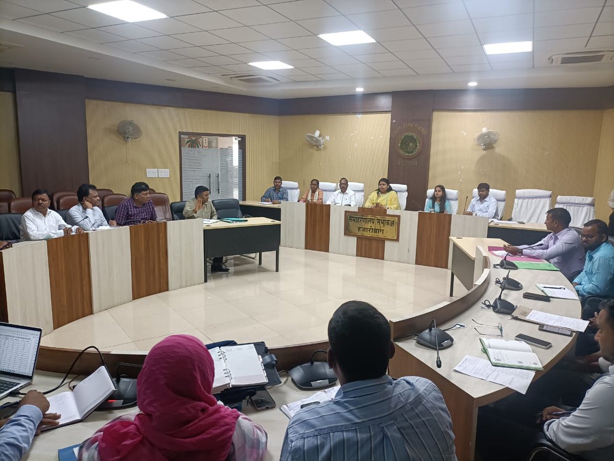 समाहरणालय सभागार में राजस्व विभाग,राष्ट्रीय राजमार्ग,आधारभूत संरचना एवं कोल कंपनी से संबंधित समीक्षा बैठक आयोजित की गई। इस मौके पर ई रेवेन्यू कोर्ट, अमीन मापी की स्थिति, म्यूटेशन, सुओ म्यूटेशन, गैर मजरूवा भूमि का चिन्हितीकरण कर मोबाइल एप्प पर जीआईएस आधारित फोटोग्राफ...