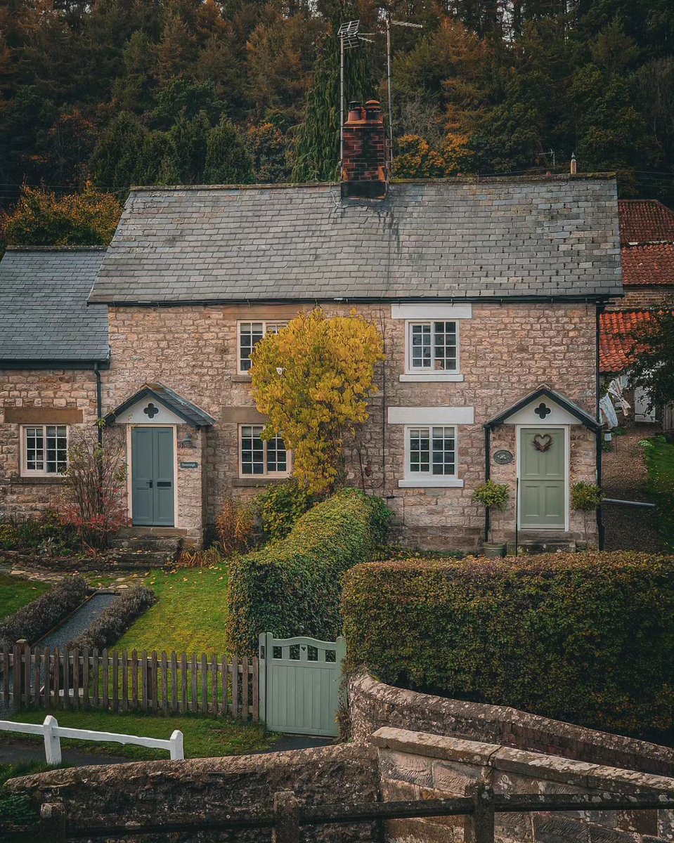 NorthYorkMoors's tweet photo. Throwback autumn vibes in Hutton le Hole, not long now until leaves star turning a burnt orange colour and falling from the trees 🍂

📷 : @adve_nturesinyorkshire

#NorthYorkMoors #NationalPark #HuttonleHole #Autumn #VillageVibes #Cottage https://t.co/9EprRW0VUV