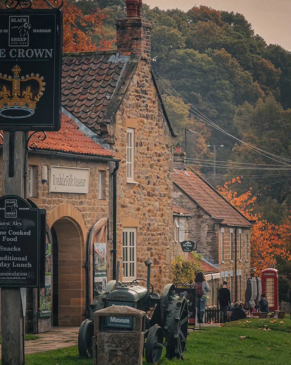 NorthYorkMoors's tweet photo. Throwback autumn vibes in Hutton le Hole, not long now until leaves star turning a burnt orange colour and falling from the trees 🍂

📷 : @adve_nturesinyorkshire

#NorthYorkMoors #NationalPark #HuttonleHole #Autumn #VillageVibes #Cottage https://t.co/9EprRW0VUV