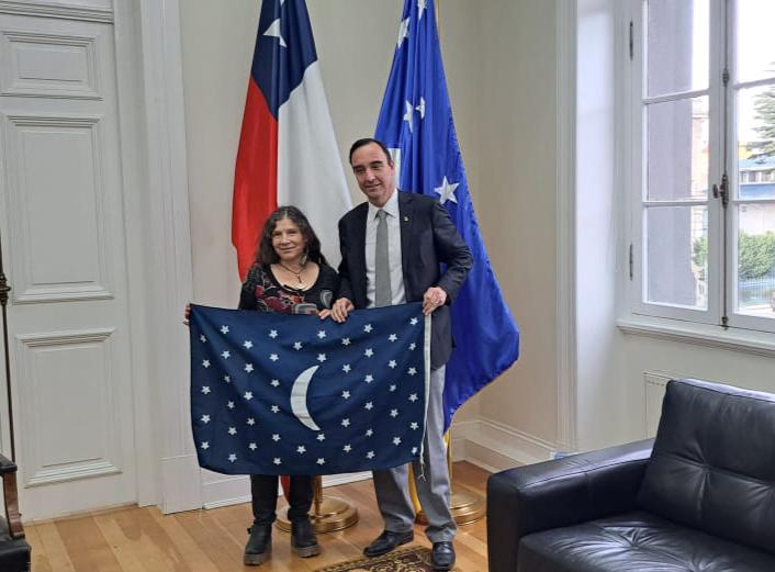 Conversando con el gobernador de Magallanes <a href="/JorgeFlies/">Jorge Flies</a> , ahora que hemos logrado aprobar nuestro proyecto de Ley y esperamos la ratificación  del presidente <a href="/GabrielBoric/">Gabriel Boric Font</a>  ,  miramos el futuro con esperanza.
El Pueblo Selk'nam vive.
<a href="/javieratoroc/">Javiera Toro Cáceres</a>