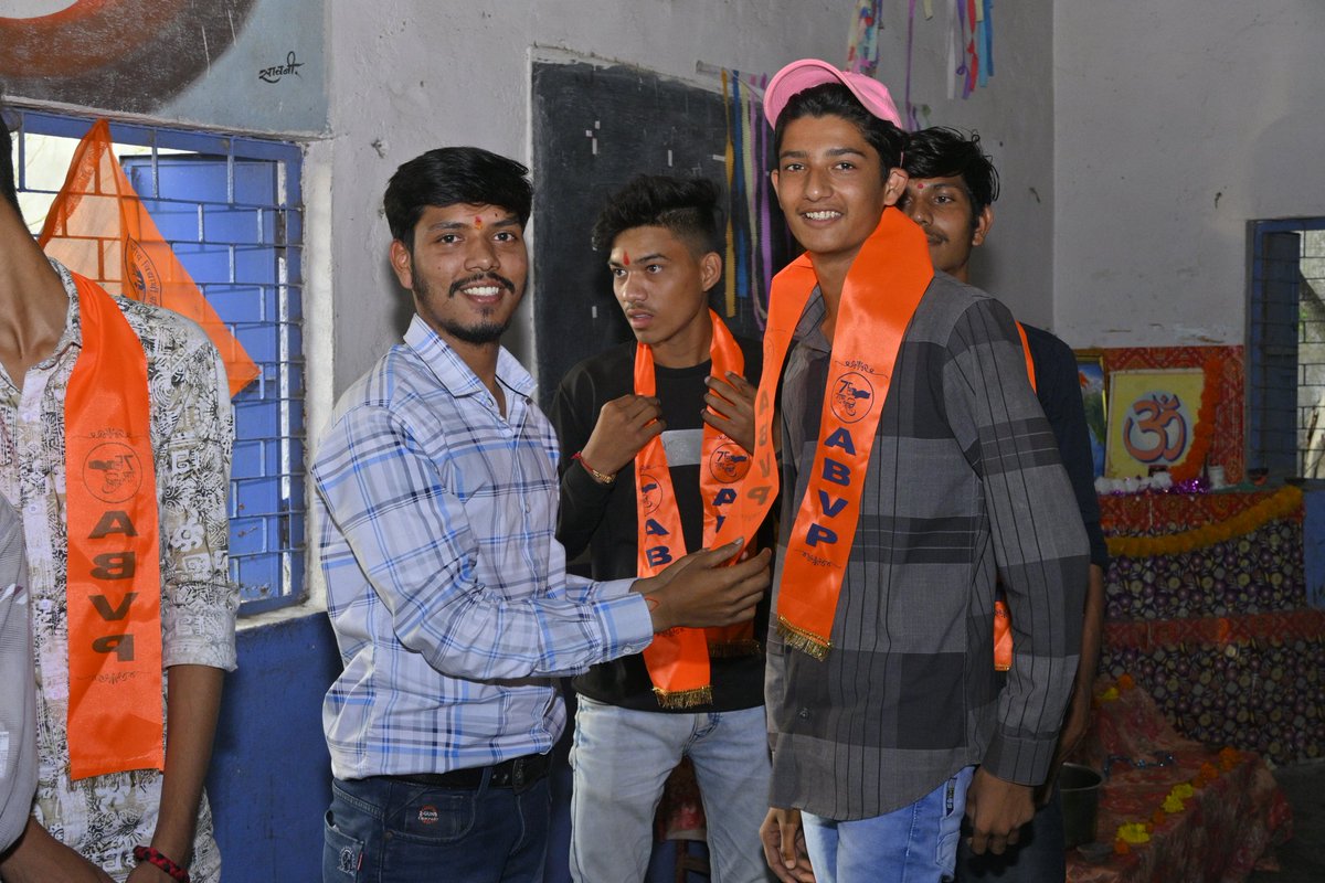 abvpdhar's tweet photo. अखिल भारतीय विद्यार्थी परिषद अमझेरा नगर इकाई की नवीन कार्यकारिणी की घोषणा की गई। जिसमें प्रमुख रूप से धार विभाग संयोजक गौरव जी साहू व धार ज़िला संयोजक रोहित जी रघुवंशी उपस्थित रहे। @ashish_sharmas @GouravSahu__ @RoneyRaghuvansh @SurbhiRawal6 @Mithuntanwar13 
@ABVPVoice https://t.co/EsKHZBkdeB