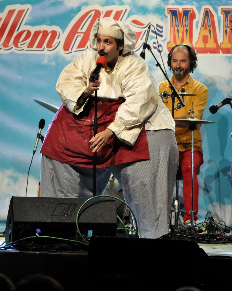 PalenciaCultura's tweet photo. 🎭El público palentino disfrutó ayer, entre carcajadas y aplausos, del espectáculo de #LaMarabunta, lleno de música y humor, con @GuillemAlba en la Plaza Mayor de Palencia en una nueva actividad dentro de la programación #OffTheRecord del #44FestivaldeTeatroCiudaddePalencia. https://t.co/MTGfb74ftM