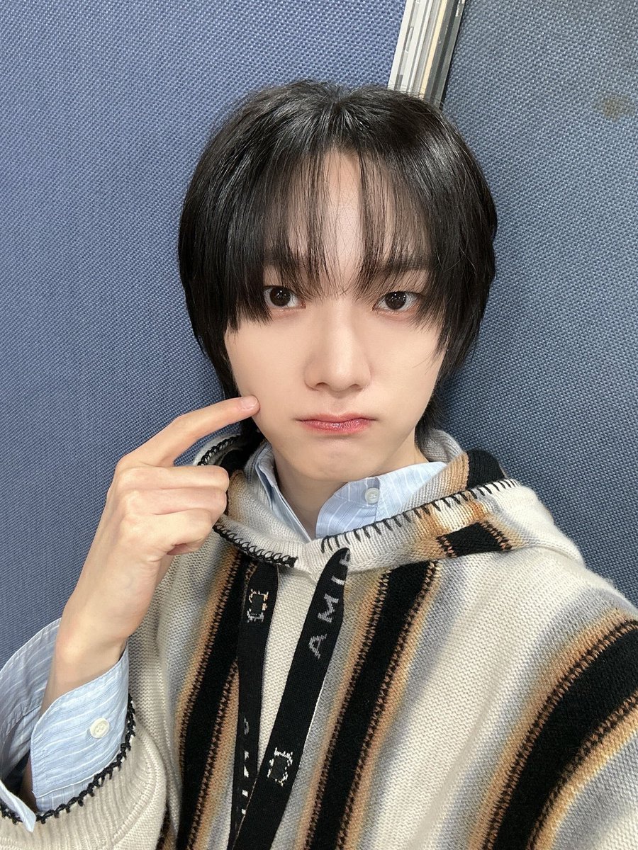 BOYNEXTDOOR_twt's tweet photo. 베레모 성호 👈 
덮머 성호 ✌️ 

#BOYNEXTDOOR #SUNGHO #성호 https://t.co/MpyCkhLbEo