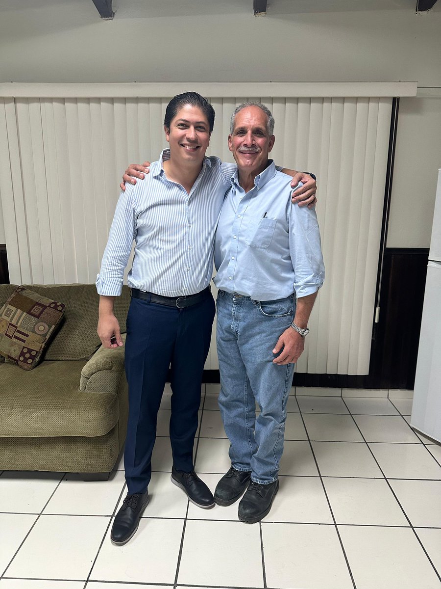 Líder ejemplo de dedicación y trabajo!!
Líder que no ofende ni desprestigia!!
Líder que brilla por luz propia!!

Líder que está listo para reconciliar la nación y traerle desarrollo y prosperidad a los Hondureños!!!