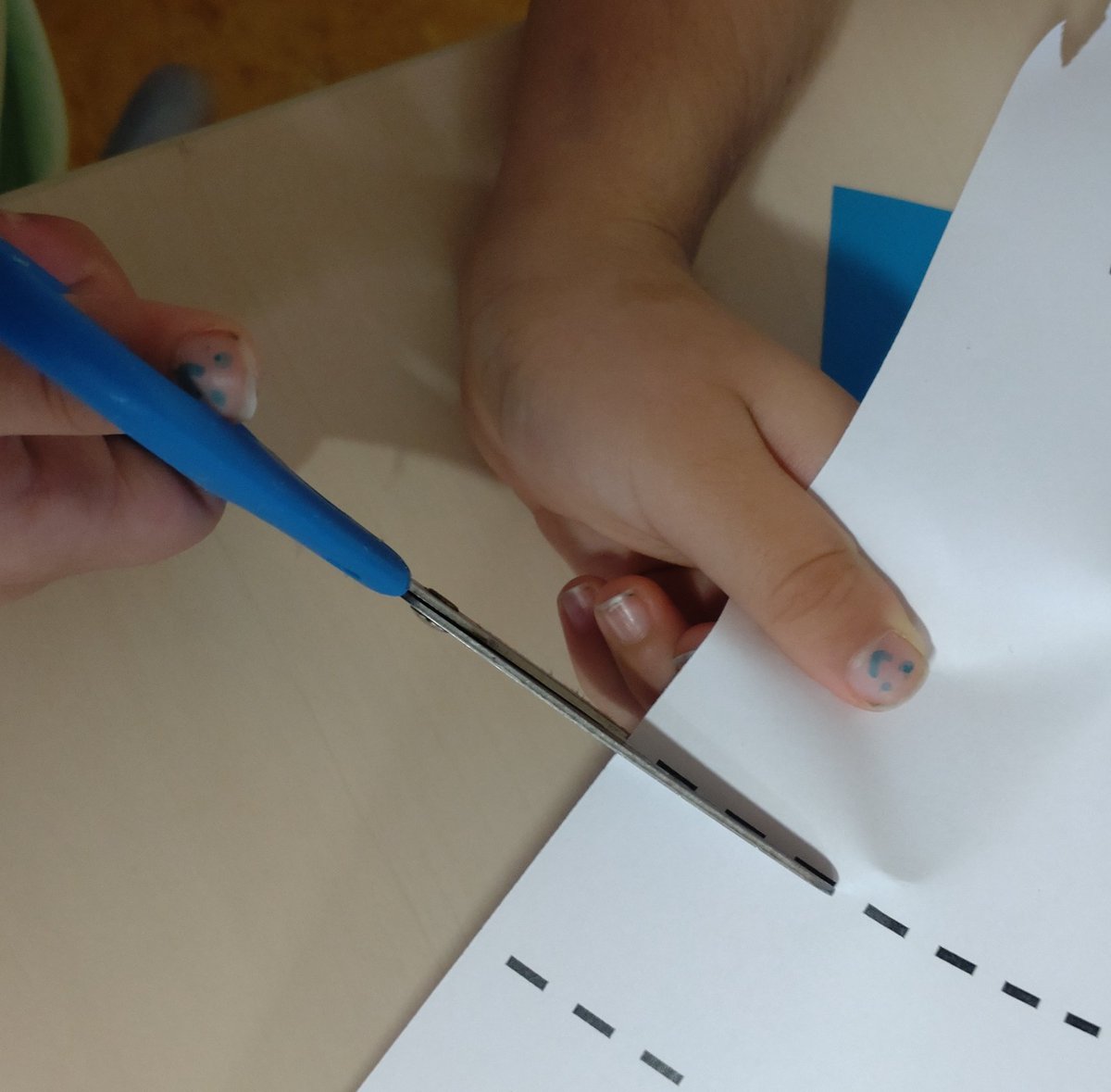 Tip voor #kleuters die moeite hebben met het juist vasthouden van schaar en papier. Teken op beide duimnagels een smiley. Wanneer je knipt moeten beide "duimenvriendjes" te zien zijn. Geloof me, het werkt als een trein!! #motoriek #knippen #tips