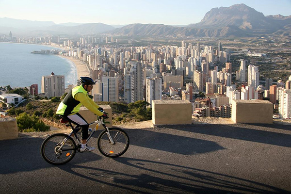 Doet deze herfstdag je vandaag al aan leukere oorden denken? De Costa Blanca heeft heel wat leuke routes in petto! mountainbike.be/nieuws/detail/…