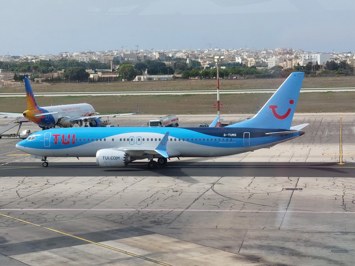 AircraftBy's tweet photo. Some beautiful photos at @Maltairport ! I am very happy to meet @zellermisch !
#MaltaAirport #Airbus #Boeing #Lufthansa #Jet2Holidays #TUIAirways #flyTUI #planespotting #planes #aviation #avgeek #ObservationDeck #view #runway https://t.co/g9ECmMX9EH