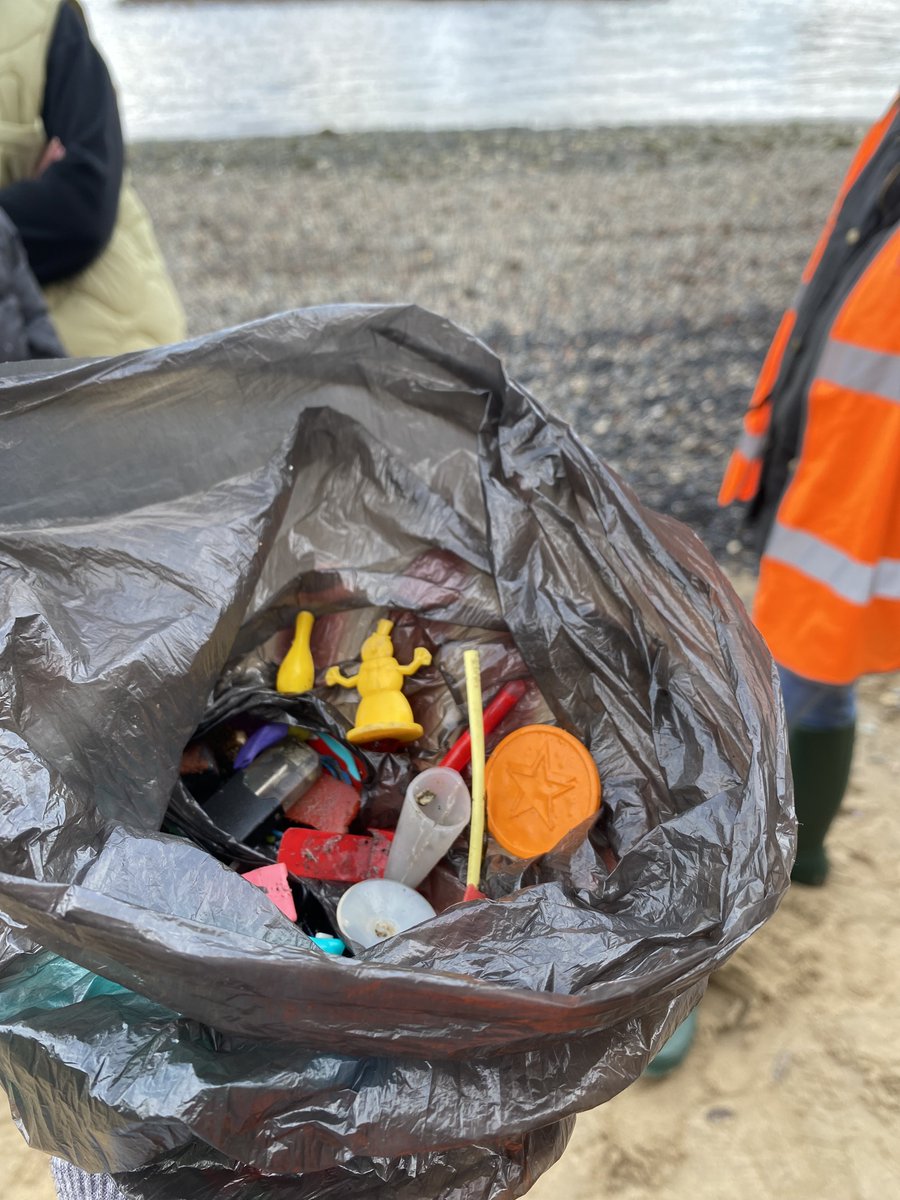 Our fabulous volunteer beach cleaning team, Marva, Beatriz, Tiyanna & @JulesTucker were in action this morning on the Thames foreshore to mark #WorldRiversDay Thanks to @AndreaZick of @OXO_Tower for organising! @Thames21 @BywatersUK @florablathwayt @washedupcards @CrossRiverPship