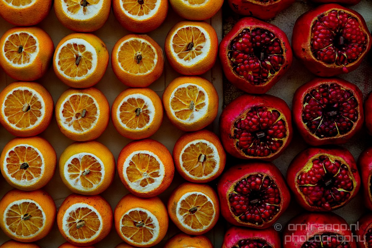 #oranges & #pomegranate in the Carmel Market in Tel-Aviv. #carmelmarket #city #urban  #urbanphotography #canon #eos5DmarkI4 #telaviv #Israel #colors 😎
