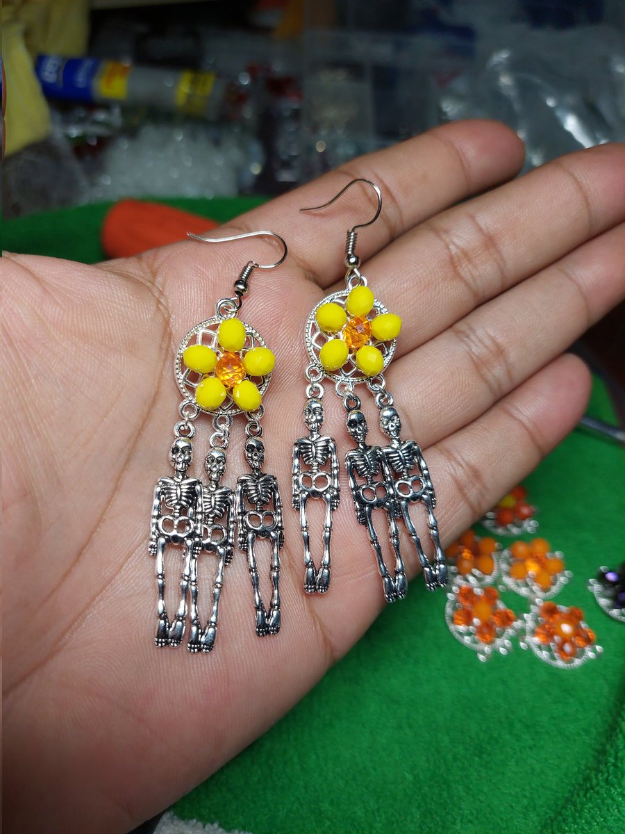eddermcyanni's tweet photo. Si van a regalar flores amarillas ... 
que sean así 🌼💀

Envíos  todo México 🚛📦 desde Tuxtepec, Oax. 

#FloresAmarillas #McYanni #Tuxtepec #Oaxaca #DiaDeMuertos #cempasuchil #Aretes #Calavera #Esqueleto

Aretes de calavera 
Aretes de esqueletos 
Aretes para día de muertos https://t.co/8Yc8Yxctlz