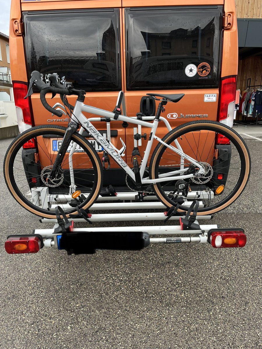 CRondet's tweet photo. ⚠️ Twitter (X désormais) je sais que tu fais des miracles, à tous les clermontois je suis à la recherche désespérée de mon vélo Gravel 250D Nakamura gris taille S volé ce matin secteur école des Finances/jardin Lecoq, sait-on jamais s’il se promène en ville … merci de partager⚠️ https://t.co/btej0P7Iwg