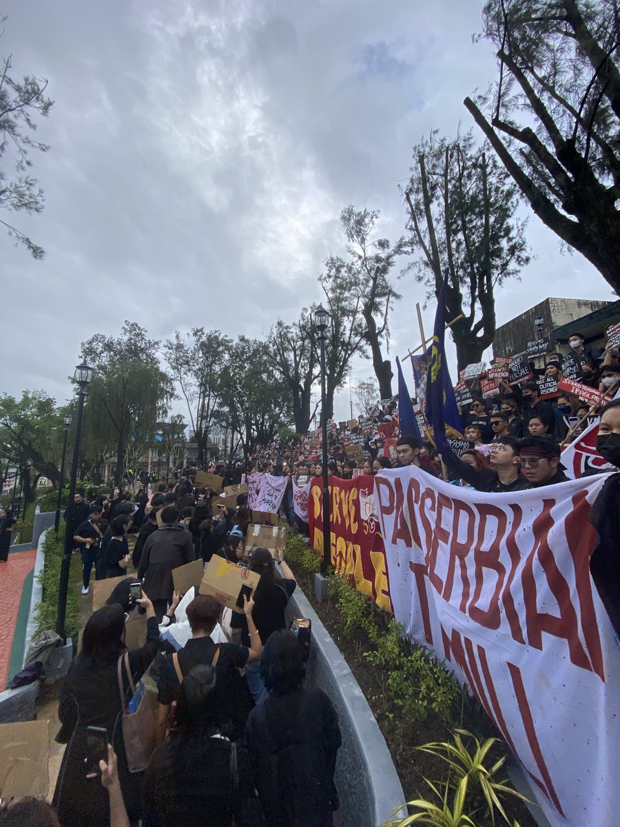 liyantamares's tweet photo. gulatin mo sila, libo-libong kabataan ang iharap mo.

hindi napigilan ng barikada ng kapulisan ang malawak na hanay ng nagkakaisang kabataang tumungo sa lansangan ngayong araw sa baguio city.

ngayong ika-51 anibersaryo ng batas militar, ating igiit: hindi tayo makakalimot! https://t.co/wKC33MRMG1