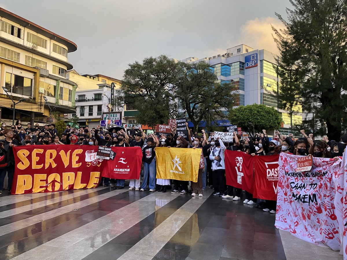 liyantamares's tweet photo. gulatin mo sila, libo-libong kabataan ang iharap mo.

hindi napigilan ng barikada ng kapulisan ang malawak na hanay ng nagkakaisang kabataang tumungo sa lansangan ngayong araw sa baguio city.

ngayong ika-51 anibersaryo ng batas militar, ating igiit: hindi tayo makakalimot! https://t.co/wKC33MRMG1