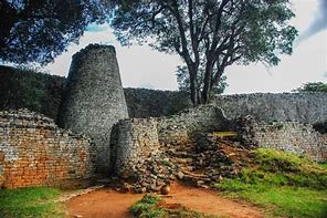 🏛️ Great Zimbabwe is a testament to Africa's architectural prowess. Its stone walls stand as a reminder of a once-powerful kingdom and its engineering ingenuity. 🏰🏞️ #GreatZimbabwe #ArchitecturalMarvels