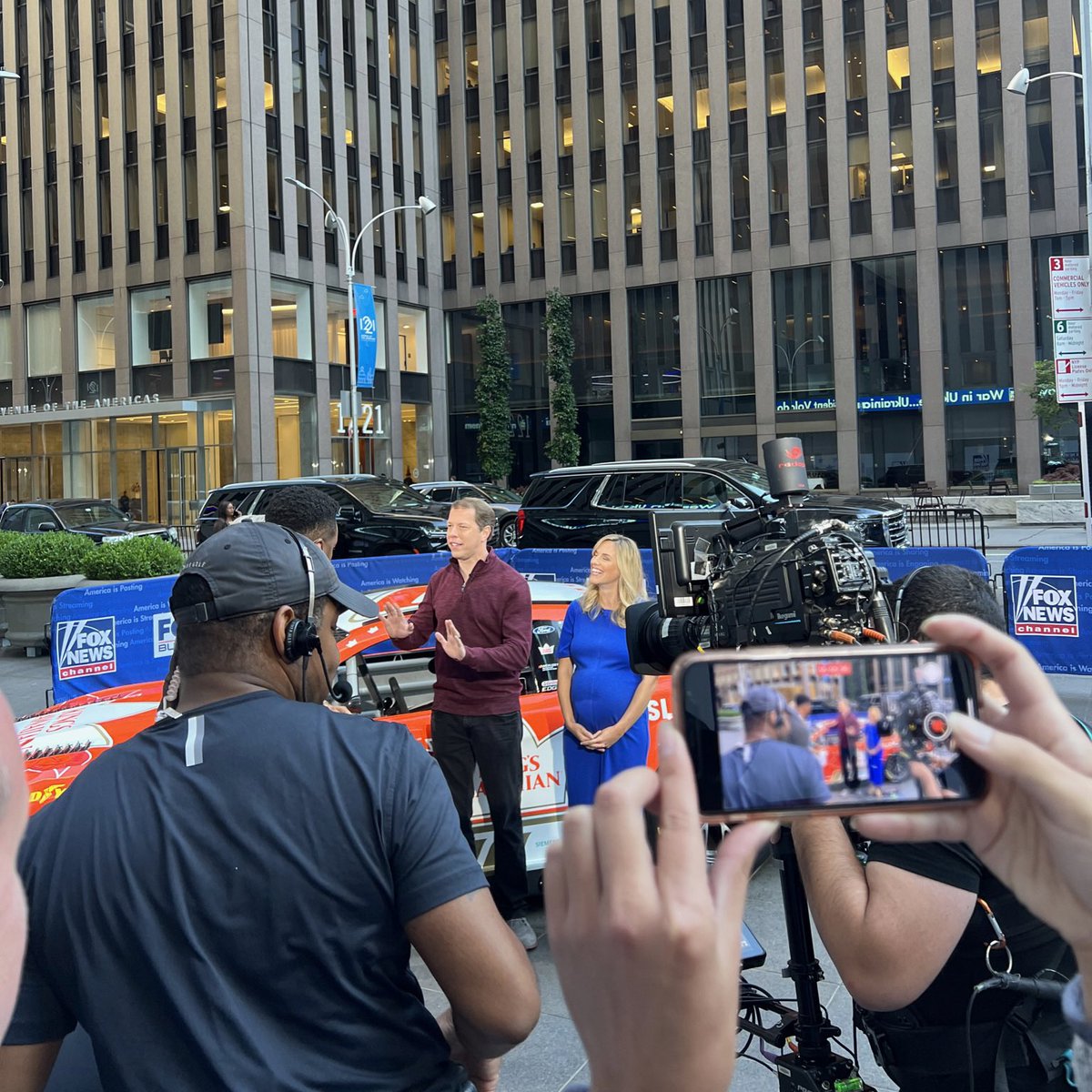 Making sliders in front of America 📺🍞 Did y’all catch BK and the No. 6 @KingsHawaiian Ford on @foxandfriends this morning?