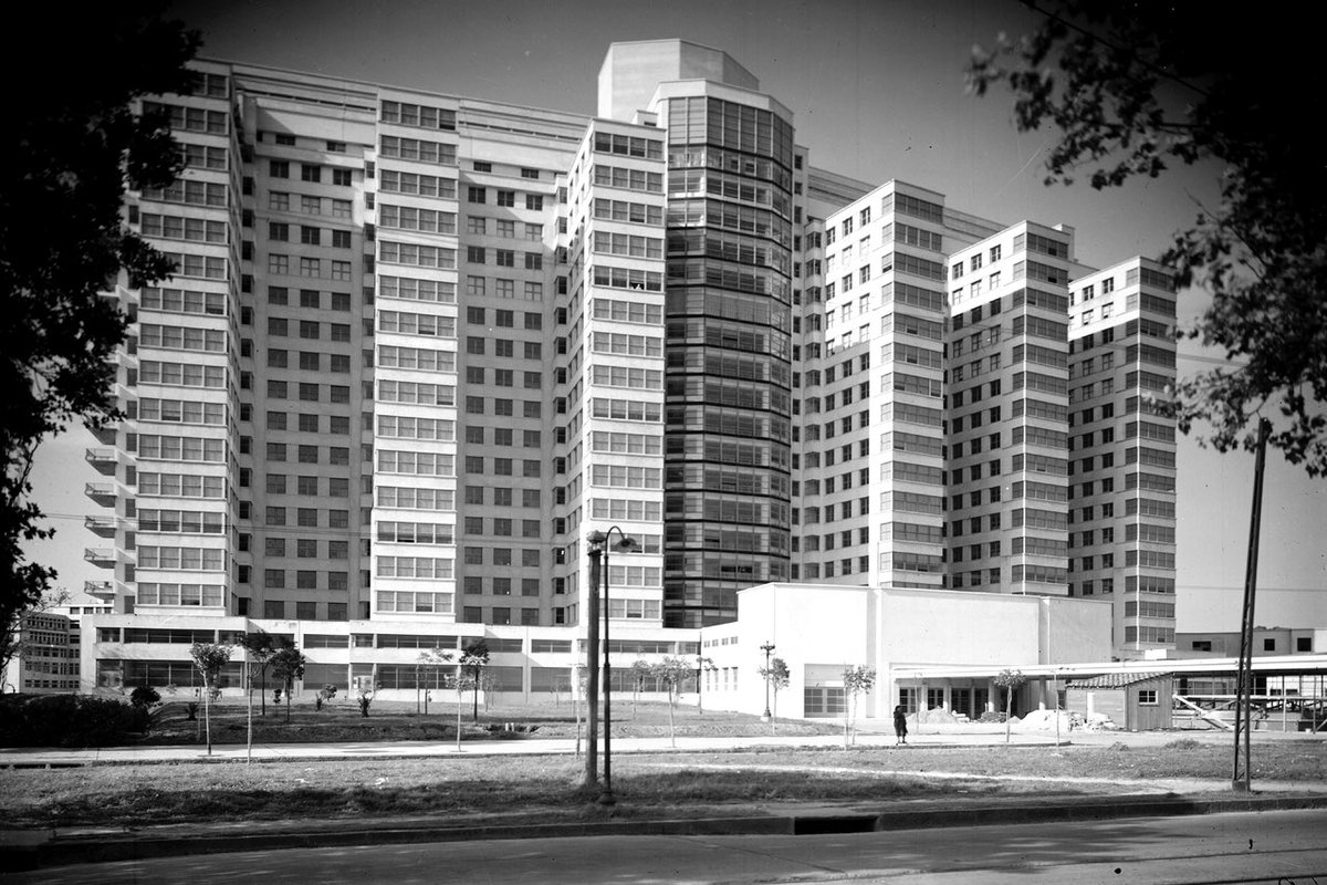 Udelaruy's tweet photo. 🏥 Un día como hoy, hace 70 años, @hcmquintela abría sus puertas para ingresar sus primeros pacientes.

🎉 Saludamos en este nuevo aniversario al hospital universitario, centro de referencia en salud, enseñanza, investigación y extensión para el país. https://t.co/OifpQdvx4k