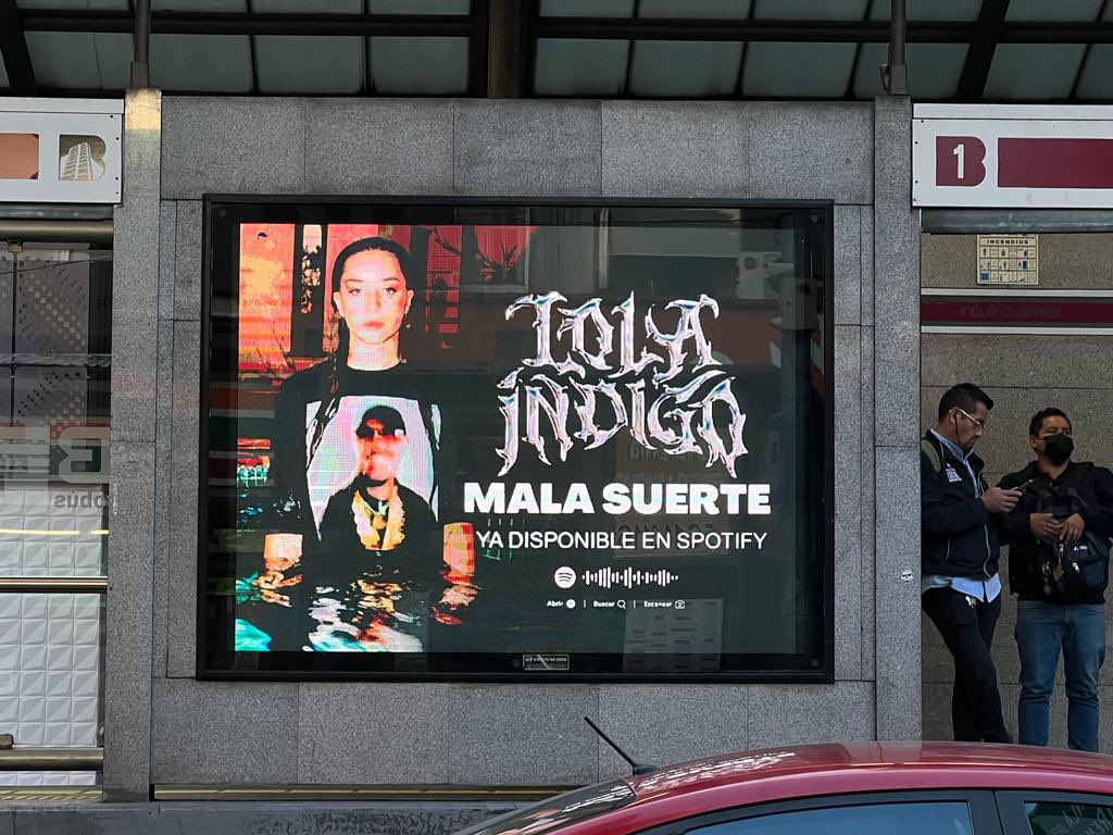 LolaIndigoMx's tweet photo. ¡Esto no es #MALASUERTE, es muy buena ver a @lolaindigo por las calles de #MEXICO! 👁️💧

#LolaIndigo #LolaAlaMexicana #LolaMx #MalaSuerte https://t.co/l4SgsL9FVL