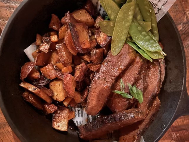 HbgRestWeek's tweet image. .@Stockson2nd is a downtown #HarrisburgPA staple, and their #HarrisburgRestaurantWeek menu NEVER disappoints! For $35, you can choose from three mouthwatering courses, including those pictured:
▪ Brisket Entree
▪ Crab Cake
▪ Bavarian Soft Pretzel Sticks
▪ Carrot Cake