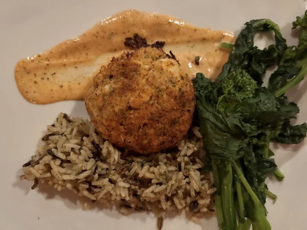 HbgRestWeek's tweet image. .@Stockson2nd is a downtown #HarrisburgPA staple, and their #HarrisburgRestaurantWeek menu NEVER disappoints! For $35, you can choose from three mouthwatering courses, including those pictured:
▪ Brisket Entree
▪ Crab Cake
▪ Bavarian Soft Pretzel Sticks
▪ Carrot Cake