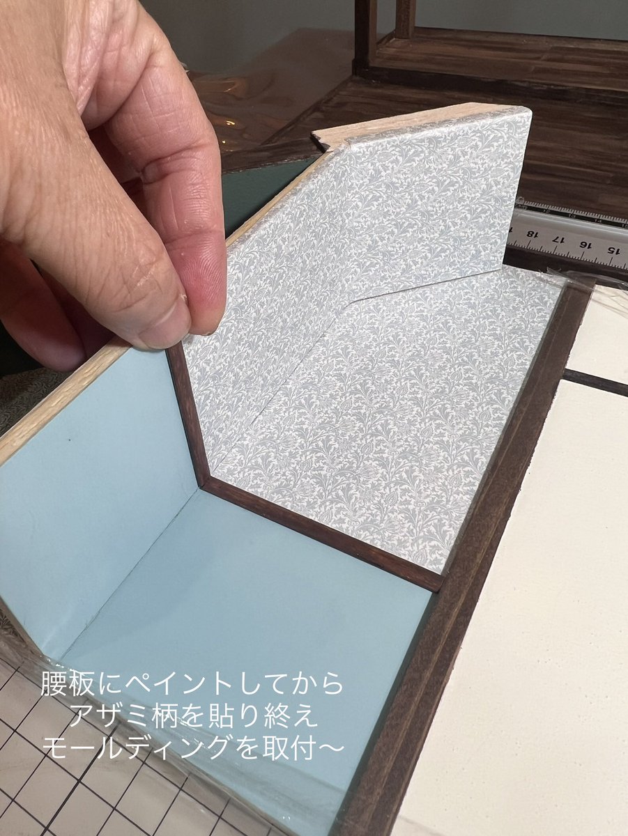 mitra_cocoro's tweet photo. アトリエのミニチュア壁が合体しました〜🙌✨

#ミニチュア制作中
#12分の1スケール
#アトリエのミニチュア
#ウィリアムモリスの壁紙
#ミニチュア好き https://t.co/bxSM5ZPy77