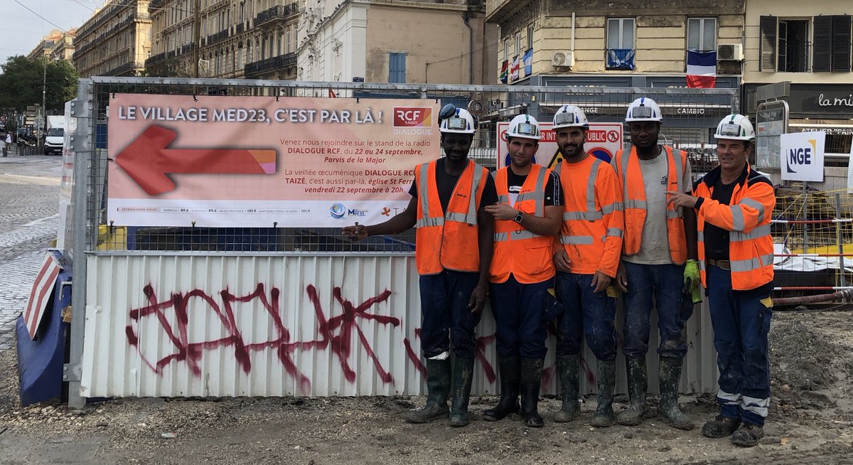 DialogueRCF's tweet image. Les coulisses de l'implication de @DialogueRCF pour 
@rencontresmed23 c'est aussi solliciter @AMPMetropole pour un affichage sur les grilles des travaux du métro Vieux Port : merci à l'équipe travaux qui a tout installé !
