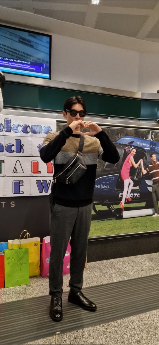 Emma20205536's tweet photo. He's so so so handsome in real life 😭😭😭 
#MewSuppasit @MSuppasit #BeYourOwnBOSS https://t.co/DU9XS0CCa4