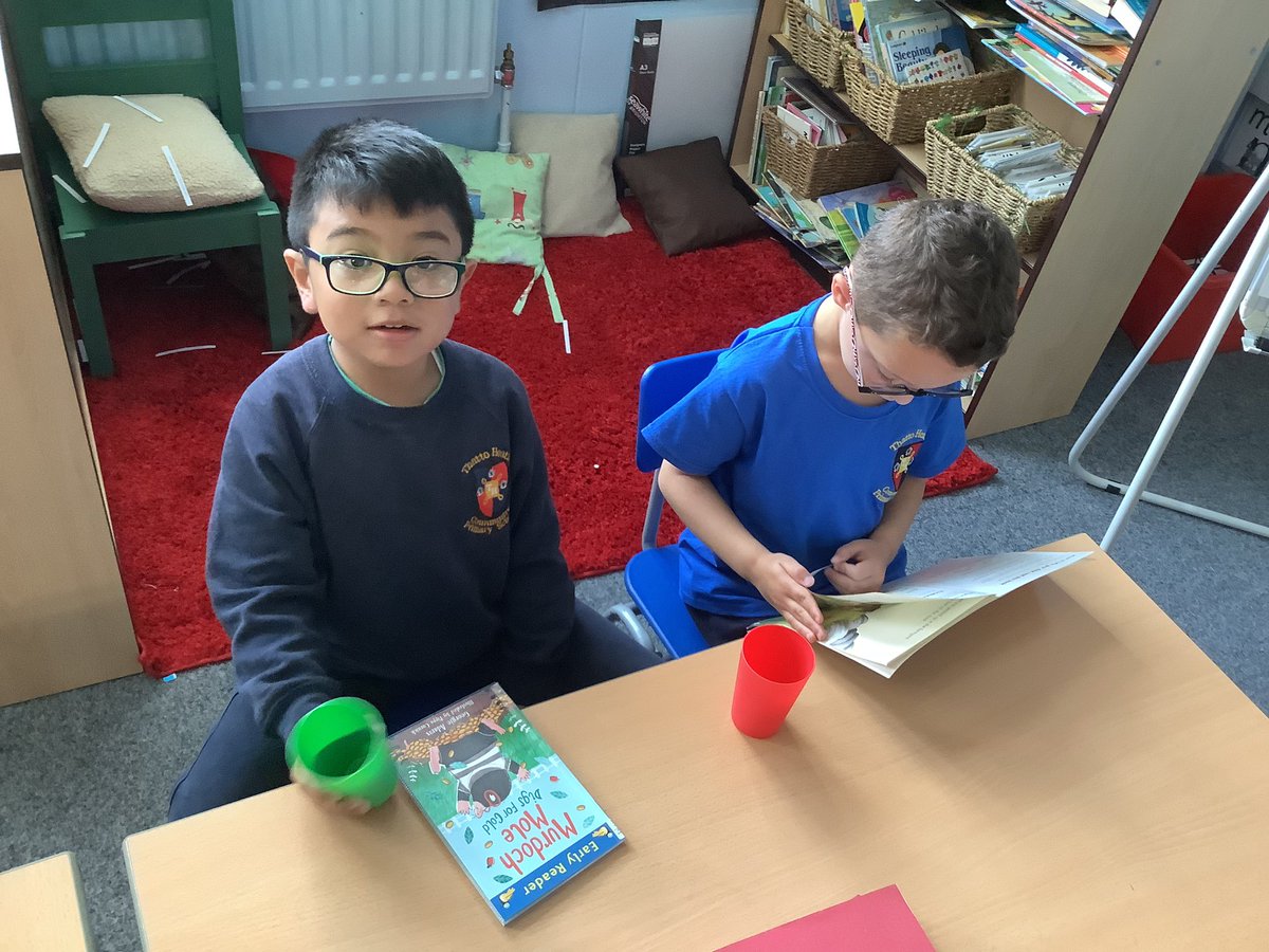 We are enjoying new non fiction books from the School Library Service #Thattoprim_2SW_IndependentReading