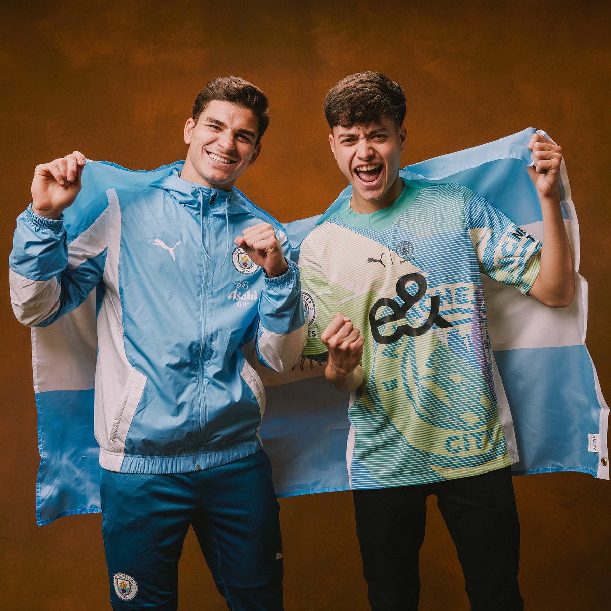 ManCity's tweet photo. When Mati met Julian 🕷🇦🇷 https://t.co/2zQxpSEW5c