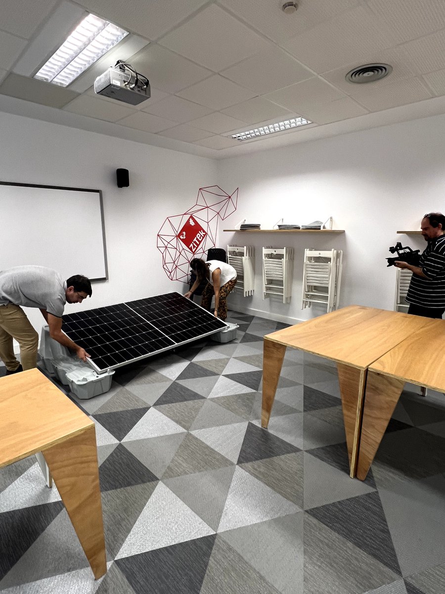 LandatuSolar's tweet photo. Qué andaremos tramando en Landatu Solar... 😙

#behindthescenes #LANDBLOCK https://t.co/0XgA1xrMy0