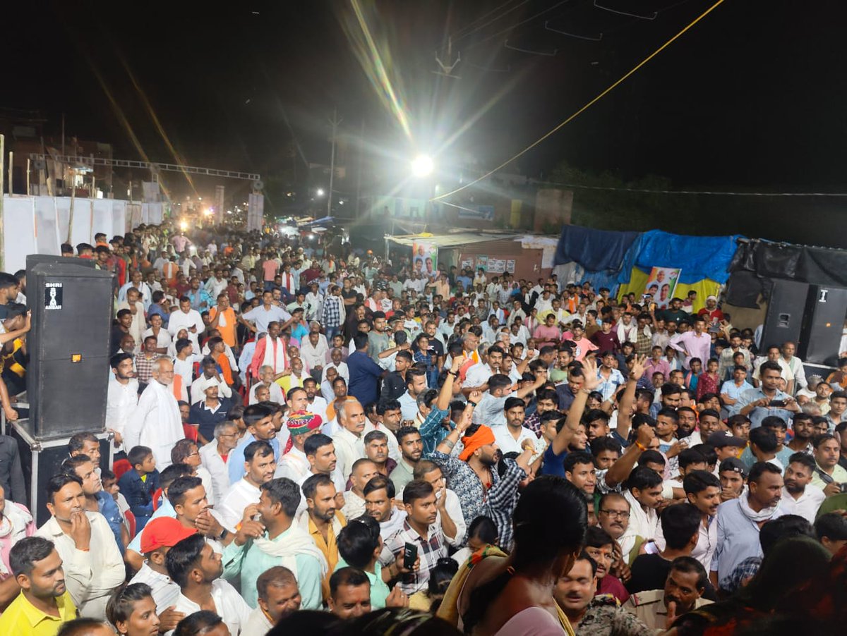 INCMP's tweet photo. मध्यप्रदेश विधानसभा के नेता प्रतिपक्ष डॉ. गोविंद सिंह जी के नेतृत्व में भिंड जिले के गोरमी में जन आक्रोश यात्रा में उमड़ा जनसैलाब।

जनता बता रही है,
बीजेपी जा रही है।

@GovindSinghDr https://t.co/VGs8mT0gsz