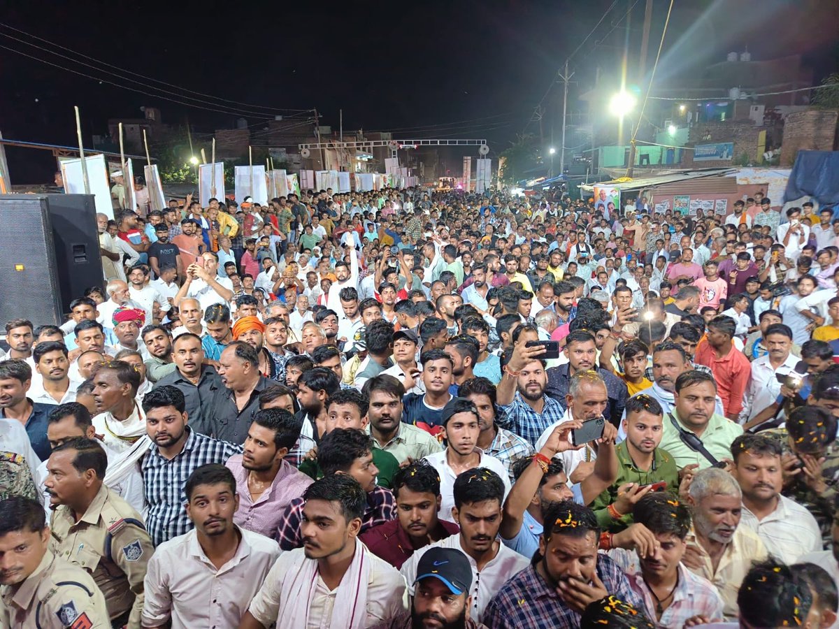 INCMP's tweet photo. मध्यप्रदेश विधानसभा के नेता प्रतिपक्ष डॉ. गोविंद सिंह जी के नेतृत्व में भिंड जिले के गोरमी में जन आक्रोश यात्रा में उमड़ा जनसैलाब।

जनता बता रही है,
बीजेपी जा रही है।

@GovindSinghDr https://t.co/VGs8mT0gsz