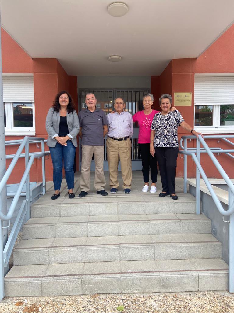 VirginiaULEG's tweet photo. Visitando los centros de mayores de #LaFortuna y #ElCarrascal con sus respectivas juntas directivas para ver de primera mano sus necesidades. Gracias por el trabajo que realizan y la labor que desempeñan. Seguimos trabajando 💪🏻

#mayores #Leganés #diálogo #escucha 🗣 https://t.co/toLl5r5OlQ