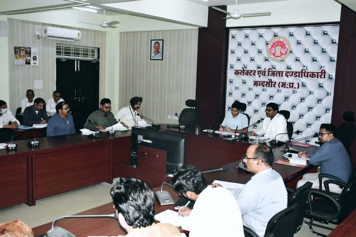बिना किसी कारण से प्रकरण रिजेक्ट करने पर सीधे कार्यवाही होगी : कलेक्टर

कलेक्टर श्री दिलीप कुमार यादव की अध्यक्षता में सभी बैंकों के साथ डीएलसीसी की एक विशेष बैठक सुशासन भवन स्थित सभागृह में आयोजित की गई।