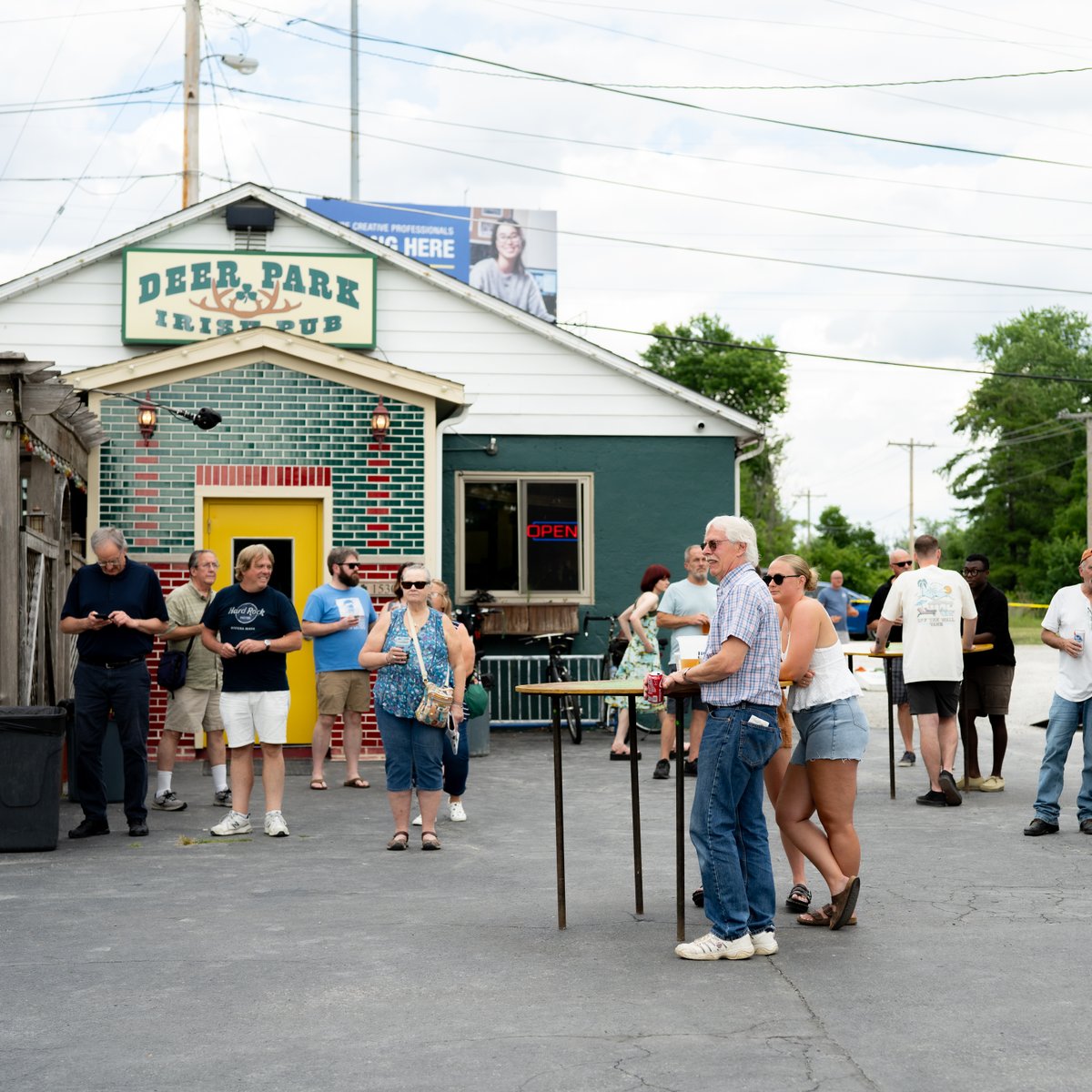 Experience the best brews here at Deer Park Irish Pub! 🍻