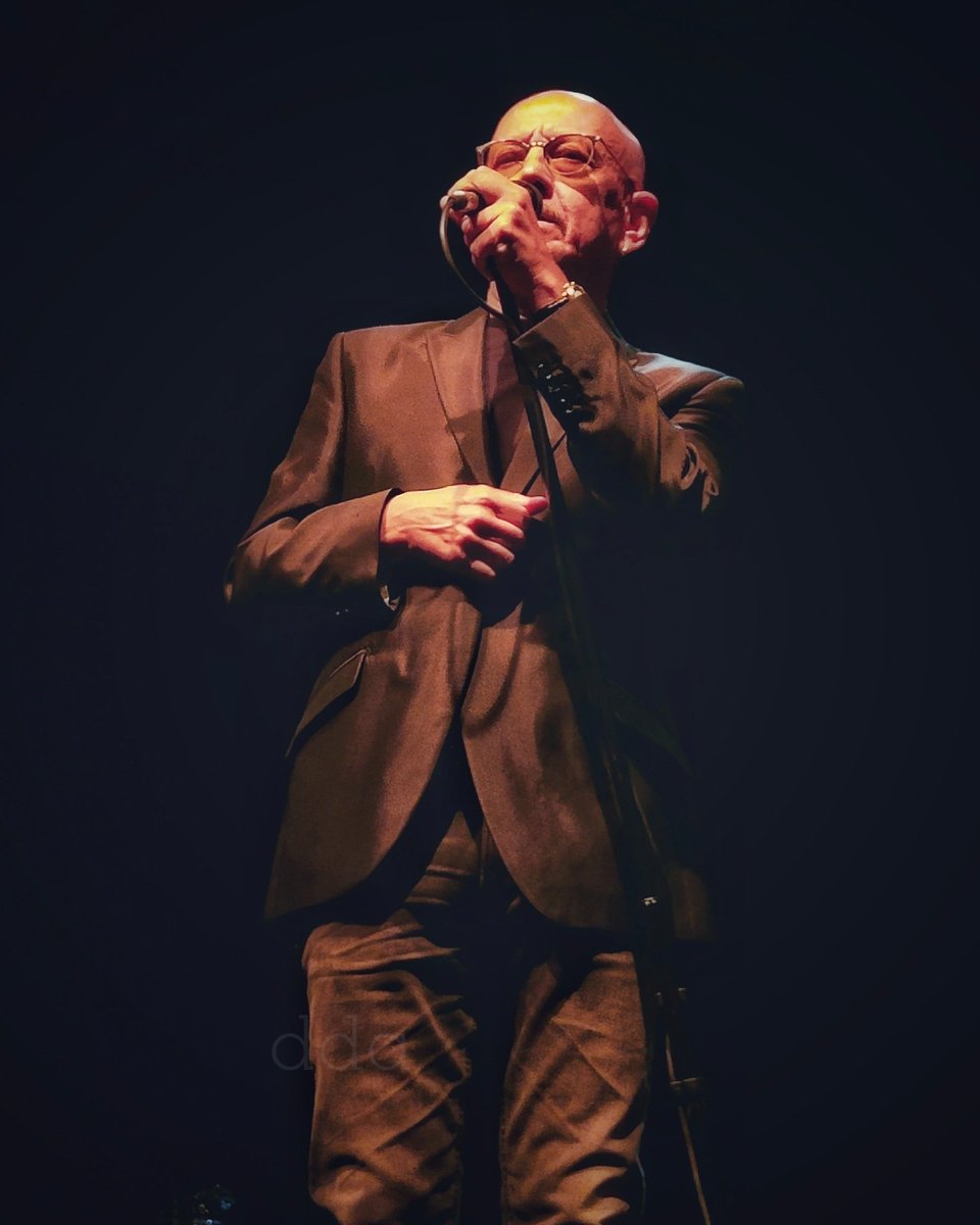 dedina79's tweet photo. "Il musicista ha il suo barometro cangiante
e quando vuole trasfigura la realtà
e gira gli occhi in fretta e con un lampo
rappresenta la tua vita
che tu nascondi.
Poi accende un desiderio inconfessato
e ti stupisci di pensare come lui"
@enricoruggeri #festivalimpronte https://t.co/vvxoixZzDK