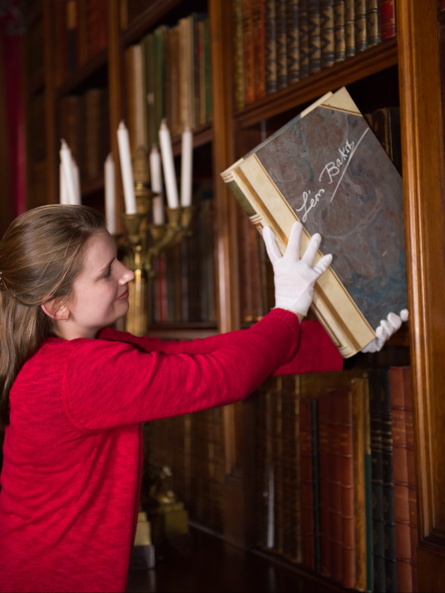 BiltmoreEstate's tweet photo. It's #AskaCurator Day!
Discover some of the most-asked questions our Biltmore curators receive: https://t.co/kXH5efr8Wy
📷: Biltmore curators in action https://t.co/G7FKtYVX0t