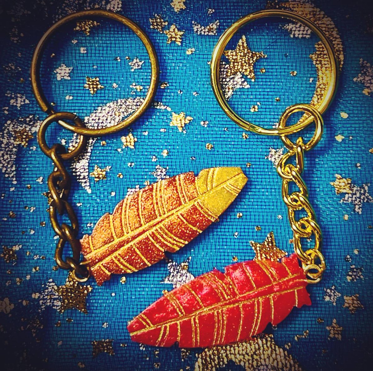 ~Sept. 13~

Completed commission for CrunchyCrowe! (Ordered by a Geck 🦎)

They asked for two keychain feathers in the colors of their sona. Super Copper and Aztec Gold for the left feather, Flag Red for the right. Both received gold metallic paint to the feather lines 🪶