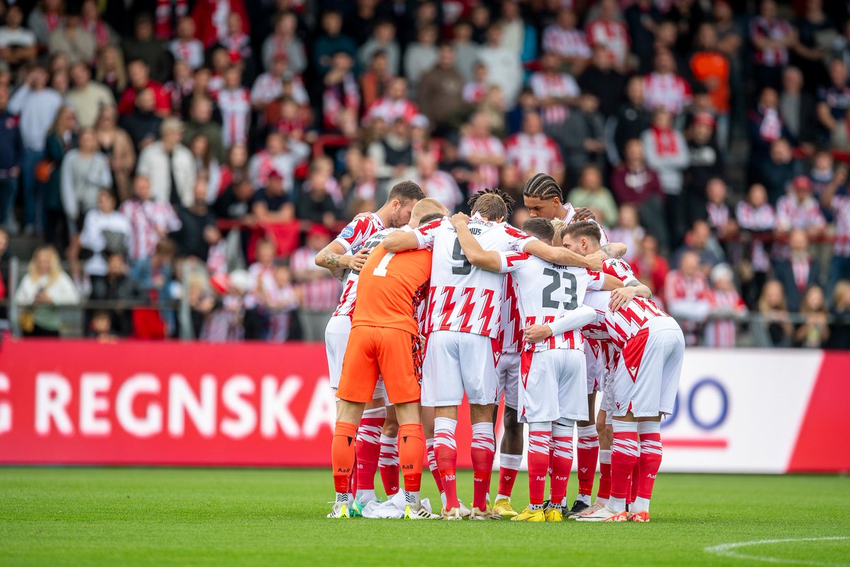 aabsportdk's tweet photo. Flere siddepladser frigivet til i morgen

Flere end 10.700 fans har billet til fredagskampen, og Complea Tribunen er knap 50 pladser fra at være udsolgt. Nu er ca. 400 siddepladser frigivet på A. Enggaard Tribunen: https://t.co/tABF5pxqtO

#AaB #SuperAaB #HeleNordjyllandsHold https://t.co/O1kmfk1Wut