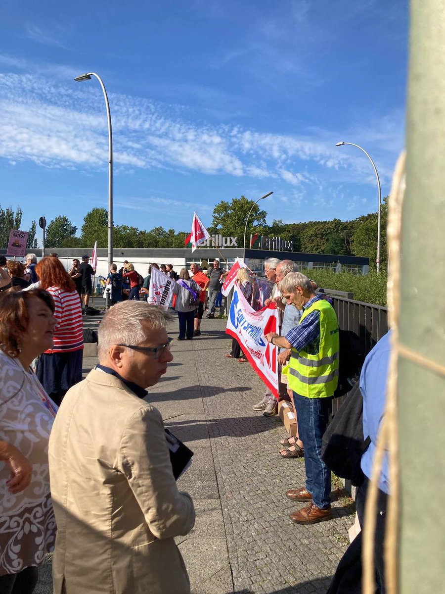 GenugGenug's tweet photo. Auch Aktive von Heizung, Brot und Frieden waren vor Ort #6bk23 #verdi . »Arbeiter schießen nicht auf Arbeiter«! https://t.co/uJnXGuLXNh