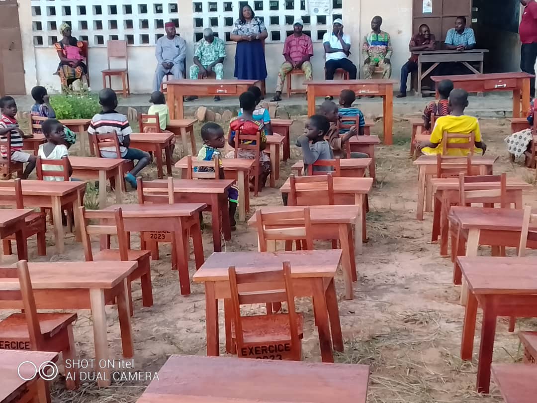 AtiotaTouni's tweet image. Le développement d'une commune rime avec l'éducation. À #Defalé, c'est un défi pour le conseil communal Doufelgou 2.
Nous avons doté l'EPP #Kounantchere des #chaises et #tables-blancs le le jardin de bien démarrer la rentrée scolaire le 25 septembre prochain. 
#REFELA
@2Doufelgou