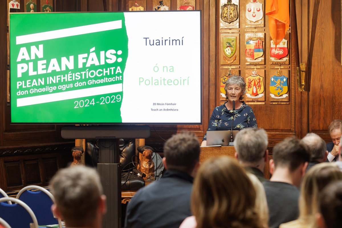 CnaG's tweet photo. 🙌 Bhí deis againn labhairt le @catherinegalway inné ag #SEAS23 agus tuairimí a fháil uaithi maidir le #PleanFáis.
Tá muid sásta go bhfuil a tacaíocht againn don phlean agus go bhfuil muid ar aon tuairim inár dtosaíochtaí don #Gaeilge agus don #Gaeltacht. https://t.co/oHQvymN7gz