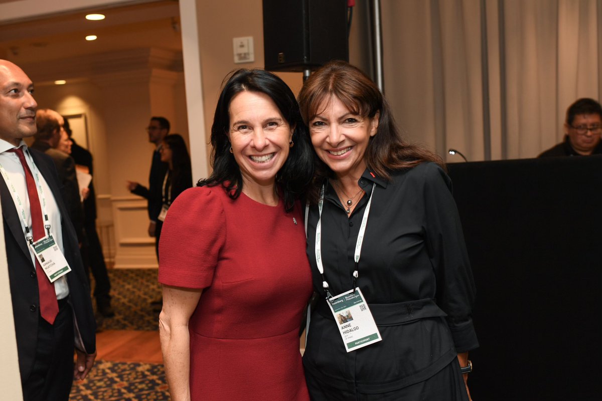 Val_Plante's tweet photo. À New York pour amplifier la voix des villes et représenter Montréal pendant la #ClimateWeek.

Avec mes collègues maires et mairesses du réseau @c40cities, nous démontrons le leadership des villes dans la transition écologique et la finance durable. https://t.co/6DYASShO0z