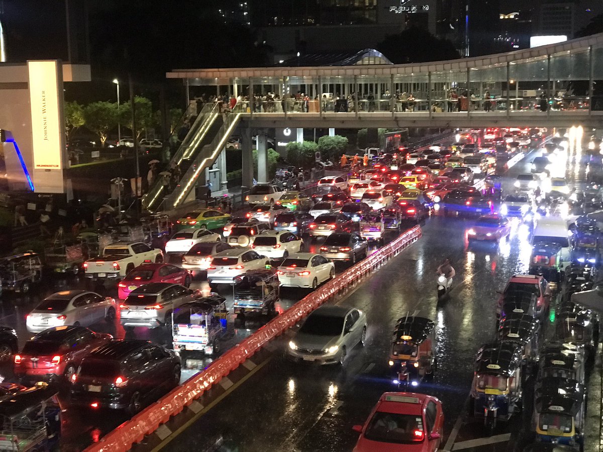 eeyore9775's tweet photo. 21.00 #ฝนตก แรงขึ้นเรื่อยๆ 
หน้า Centralworld. มุ่งหน้าประตูน้ำ การจราจร ยังเคลื่อนตัวได้เรื่อยๆ @js100radio https://t.co/04pkRubyZH