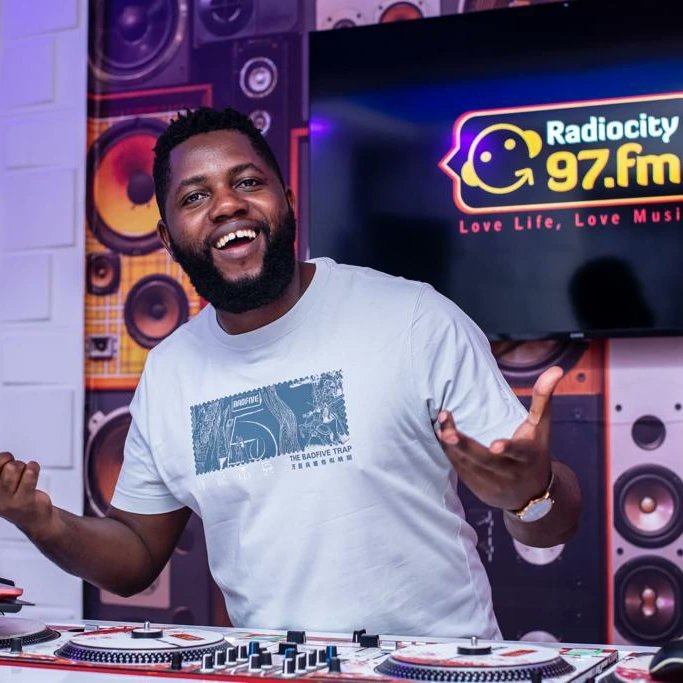 Bishopbenondj's tweet photo. At 6pm it's the jam floor fillers #tbtedition with Bishop @Benondeejaywa  on https://t.co/txCYqDpMxT or @97fmRadiocity https://t.co/demAdLcx6J